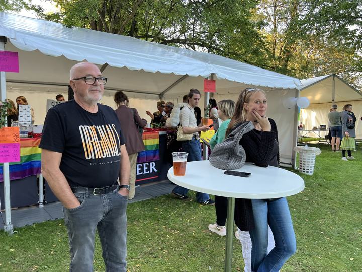 Medarbejdere fra Centrum Festudlejning ved cafebord foran eventtelte med bar