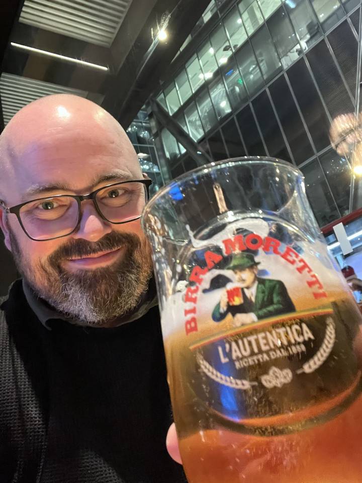 Christian fra Centrum Festudlejning skåler i fadøl