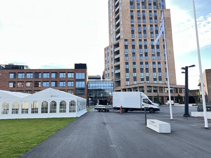 Centrum-lastbil med trailer ved opstillede festtelte