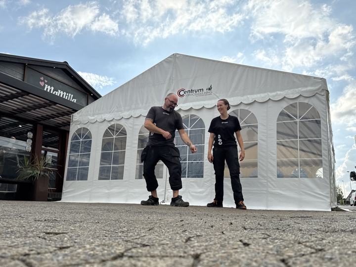 Festtelt opstillet foran en butik til et arrangement
