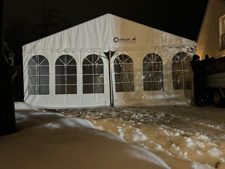 Festtelt opstillet om aftenen i sne
