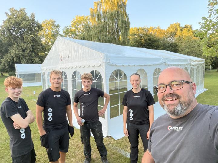 Holdet bag Centrum Festudlejning foran et festtelt