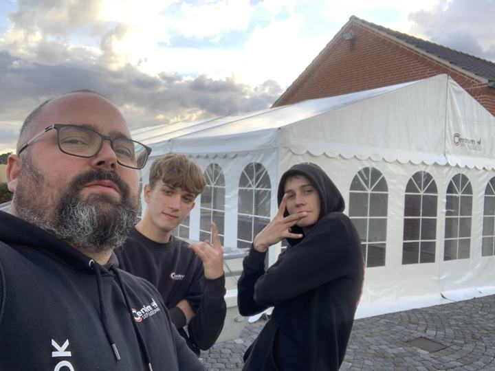 Holdet fra Centrum Festudlejning foran et opstillet telt
